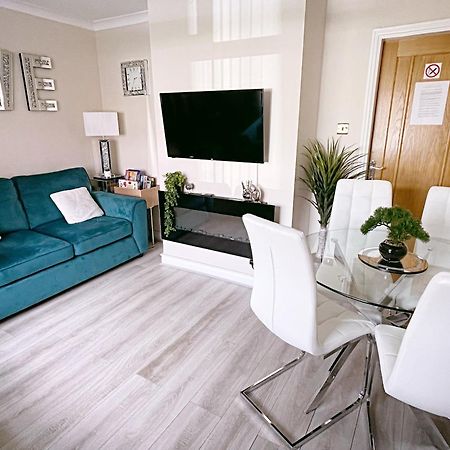 Entire 3-Bedroom Home In Oldham - Guest House Ngoại thất bức ảnh