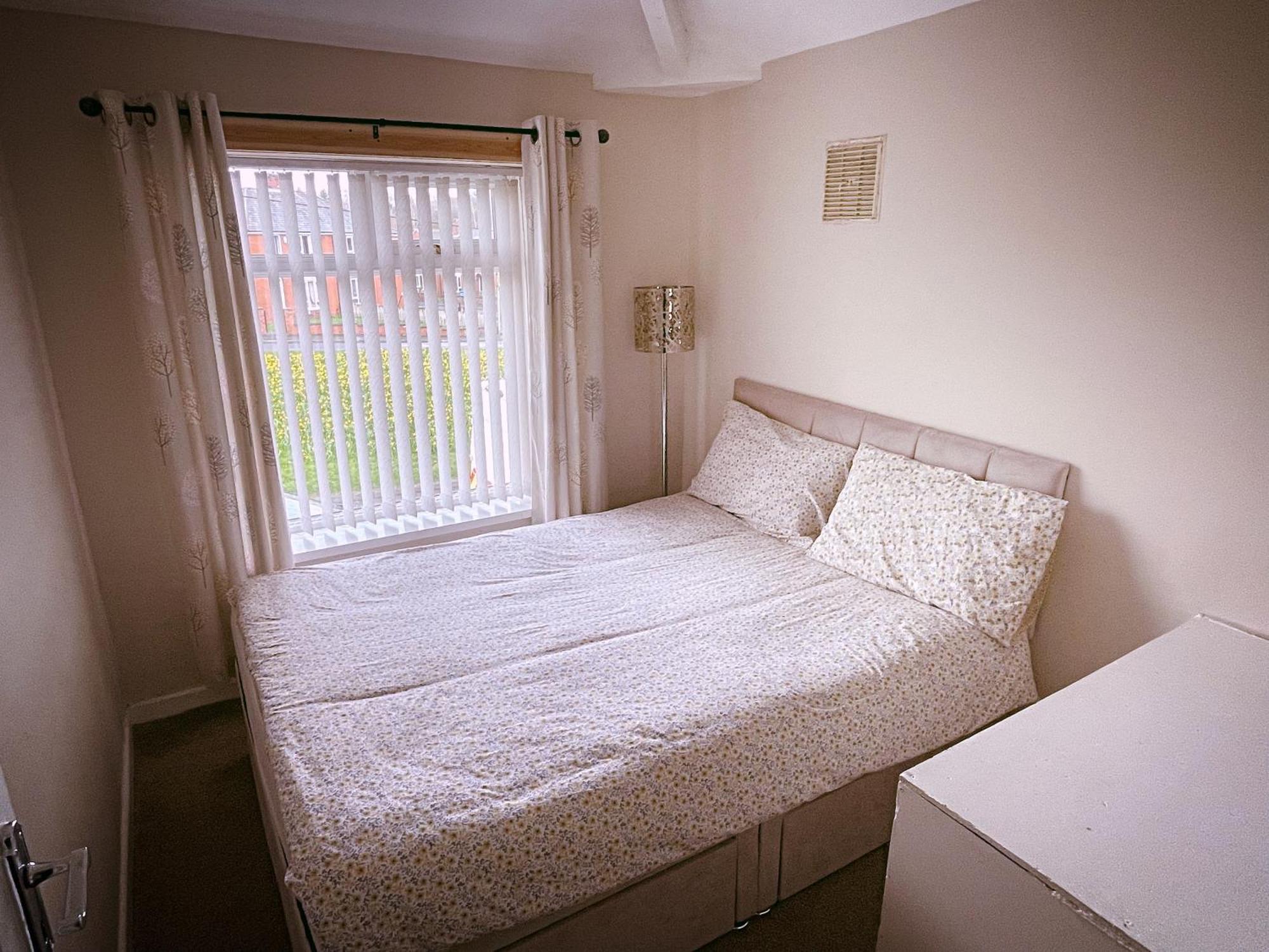Entire 3-Bedroom Home In Oldham - Guest House Ngoại thất bức ảnh